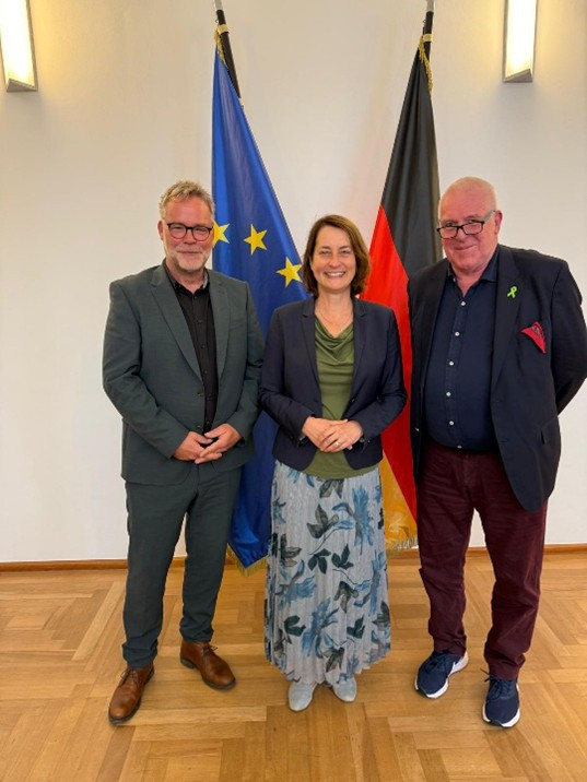 v.l.n.r.: Olaf Stieg, Vorstandsvorsitzender BAG BTZ, Staatssekretärin Leonie Gebers, Joachim Heine Geschäftsführer BAG BTZ